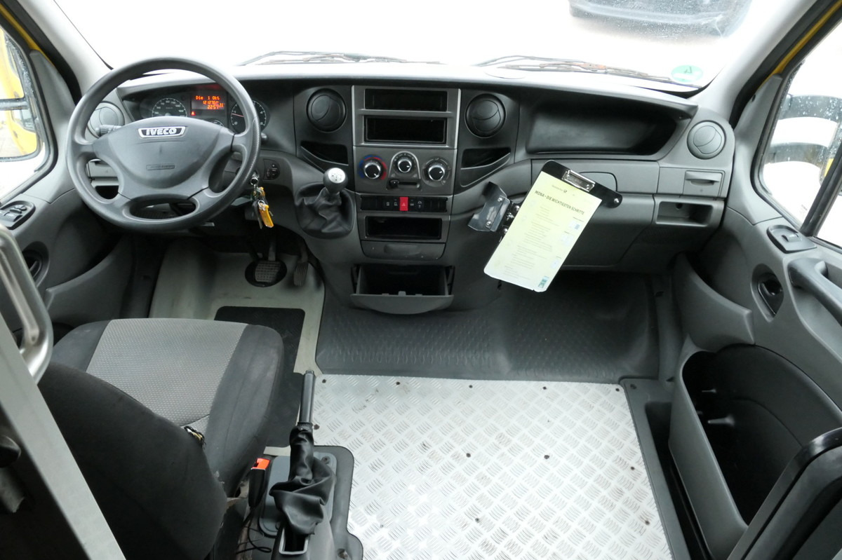 Interior photo 1: 厢式货车 IVECO Daily 35 S11 C30C AUTOMATIK KAMERA MAXI KAMERA R Interior photo 1: 厢式货车 IVECO Daily 35 S11 C30C AUTOMATIK KAMERA MAXI KAMERA R
