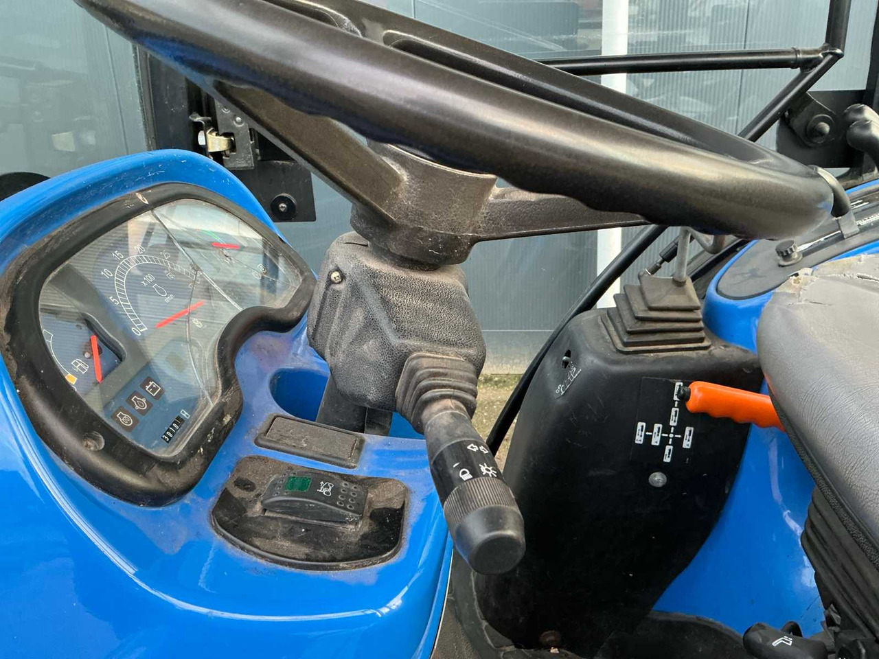 紧凑型拖拉机 New Holland TC35DA：图13